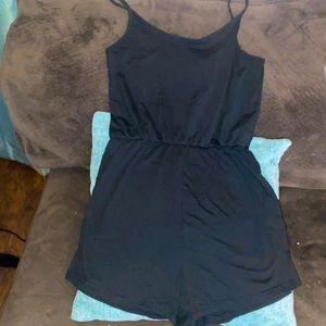 XS black romper (brand new )